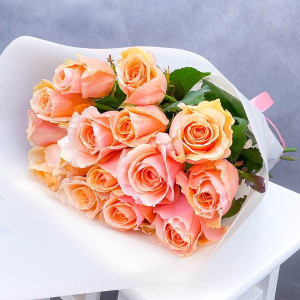 Букет розово-персиковых роз (50 см)